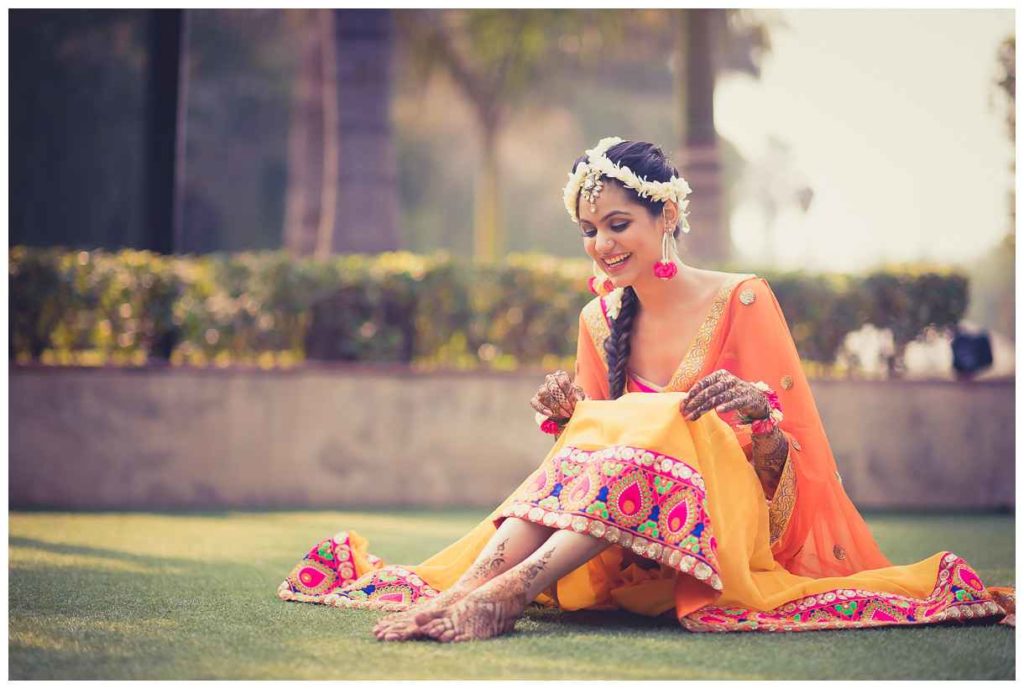 Photo of Bride showing off traditional bridal mehendi | Bridal mehendi  designs wedding, Mehndi designs, Indian wedding photography